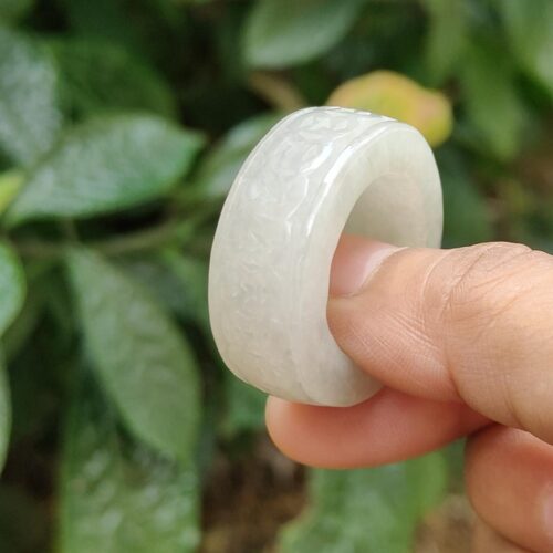 seseorang yang memegang cincin