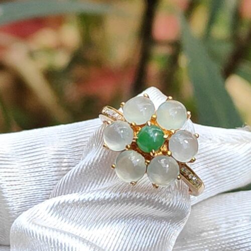 ein Ring mit einem grünen Stein darauf