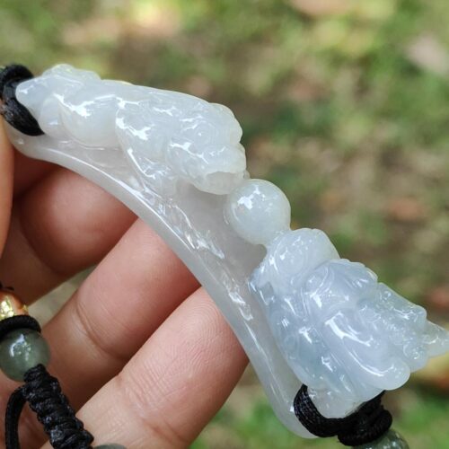 Una mano sosteniendo una pulsera de jade