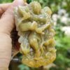 Una mano sosteniendo un colgante de jade.