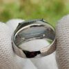 une main tenant une bague