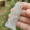 翡翠のペンダントを持つ手