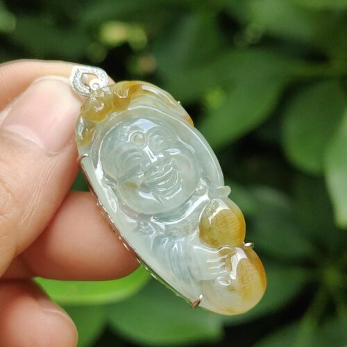 一只手握着玉坠