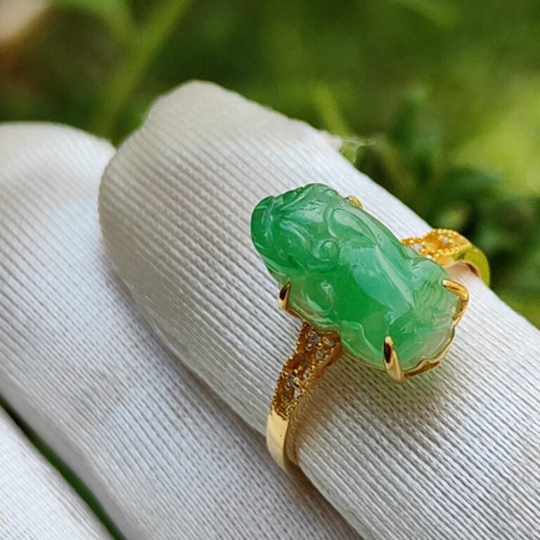 Fine Jewellery 18k Gold Setting With Green Natural Type A
