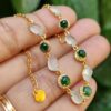 một bàn tay cầm một chiếc vòng cổ