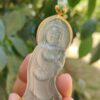 Una mano sosteniendo una estatua de jade
