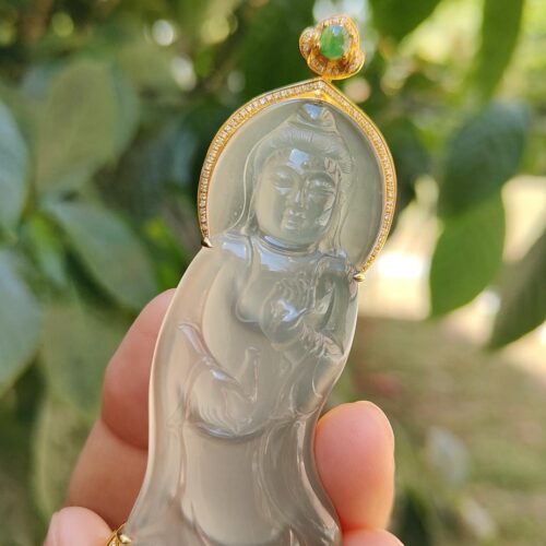 Una mano sosteniendo una estatua de jade