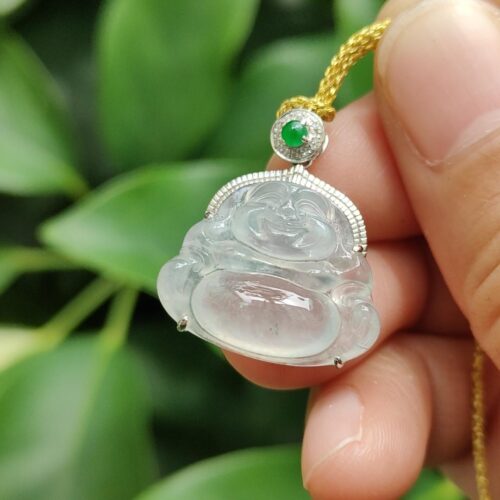 tangan memegang liontin giok