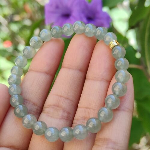 một bàn tay đang cầm một chiếc vòng tay
