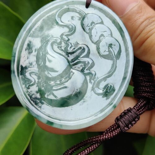 एक हाथ में हार पकड़े हुए