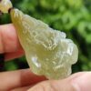 翡翠のペンダントを持つ手