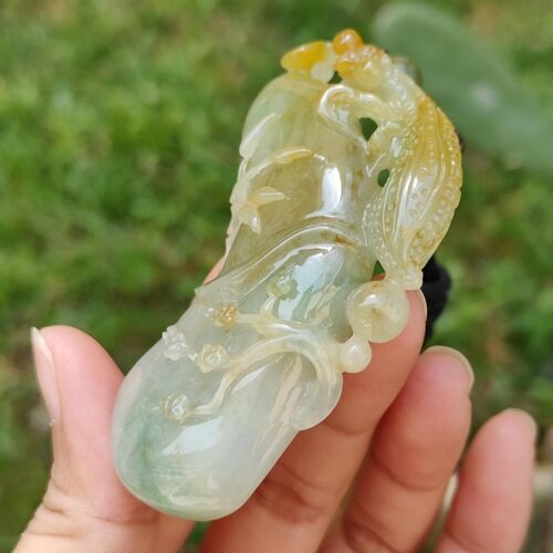 Una mano sosteniendo un objeto de jade.