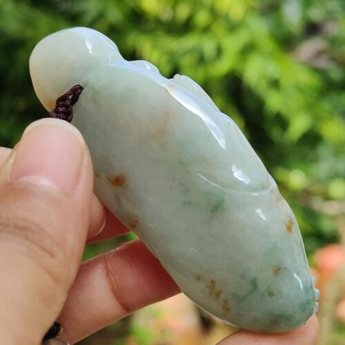 Una mano sosteniendo un objeto de jade.