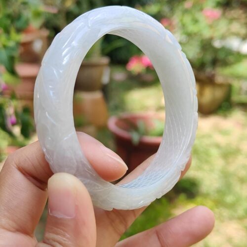 하얀 팔찌를 쥔 손