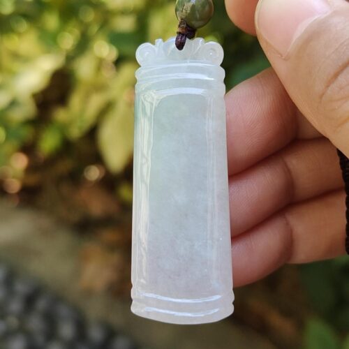 ஜேட் நெக்லஸை வைத்திருக்கும் ஒரு கை