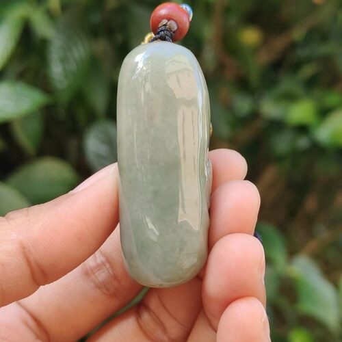 Una mano sosteniendo un objeto de jade.