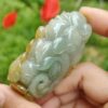 Una mano sosteniendo un objeto de jade.