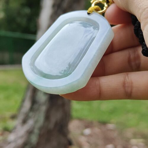 một bàn tay cầm một chiếc vòng cổ