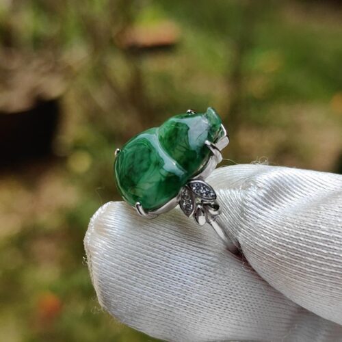 tangan yang memakai sarung tangan memegang cincin