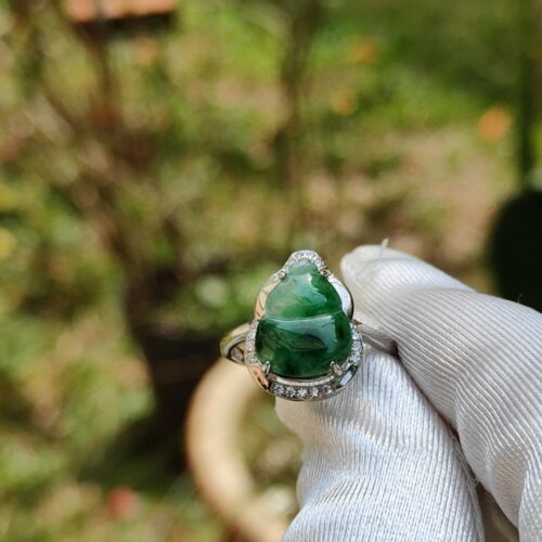 tangan yang memakai sarung tangan memegang cincin