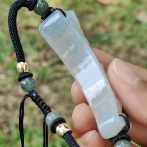 Una mano sosteniendo un collar de jade