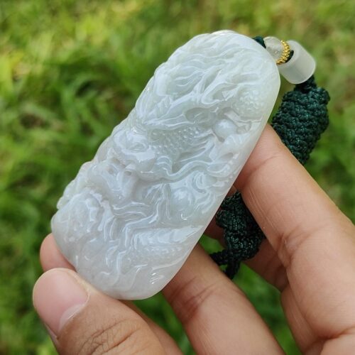 翡翠のペンダントを持つ手