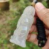 翡翠のペンダントを持つ手