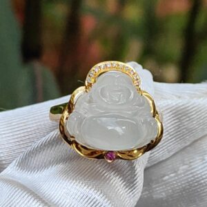 Un anillo con una piedra en el medio.