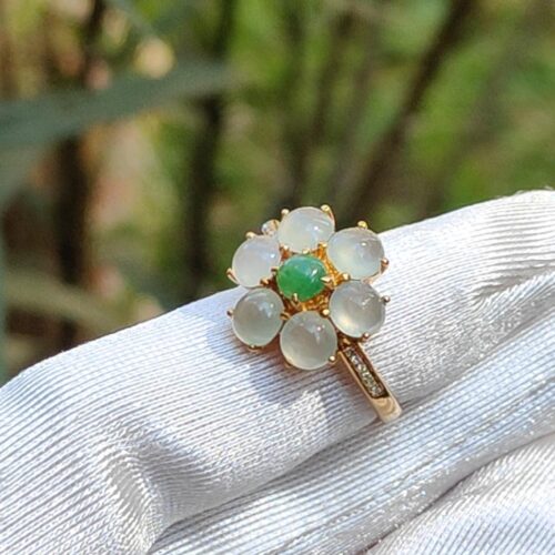 ein Ring an einem Handschuh