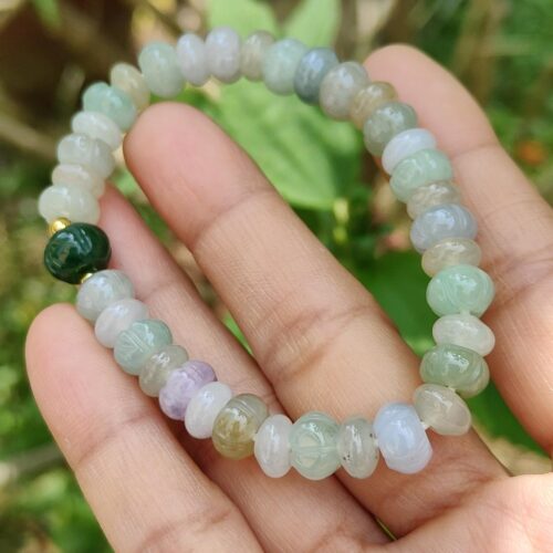 một bàn tay đang cầm một chiếc vòng tay