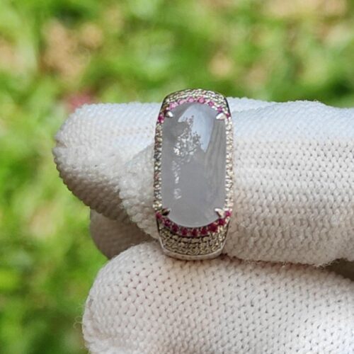 une main portant un gant blanc avec une bague