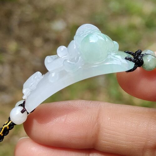 Una mano sosteniendo una pulsera de jade