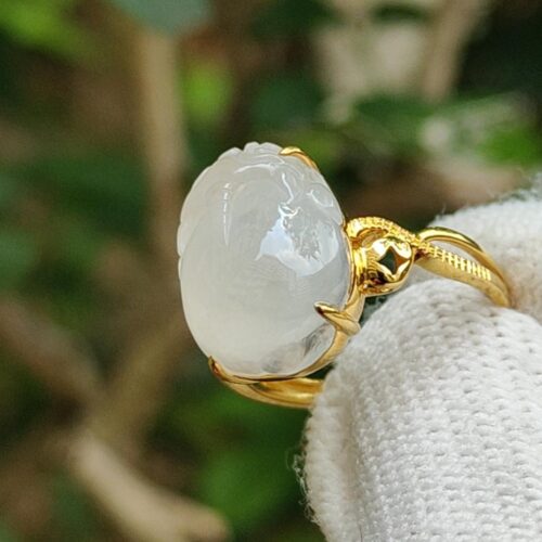 指輪を握っている手