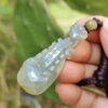 翡翠のペンダントを持つ手