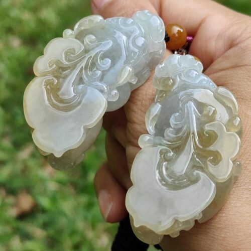 มือถือจี้หยกคู่หนึ่ง