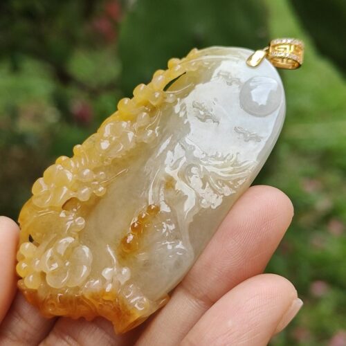 Una mano sosteniendo un colgante de jade.
