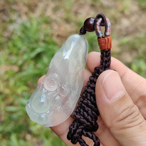 一只手握着玉坠