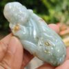 Una mano sosteniendo un objeto de jade.