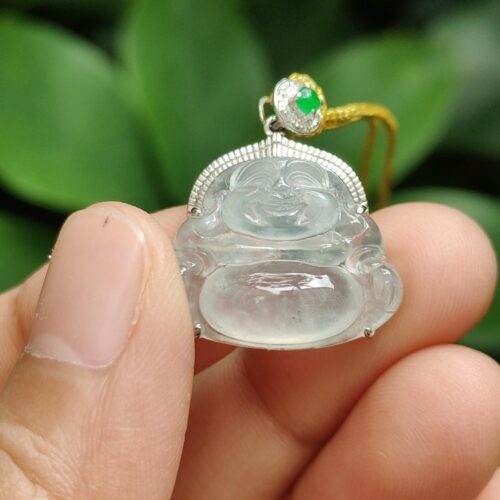 tangan memegang kalung