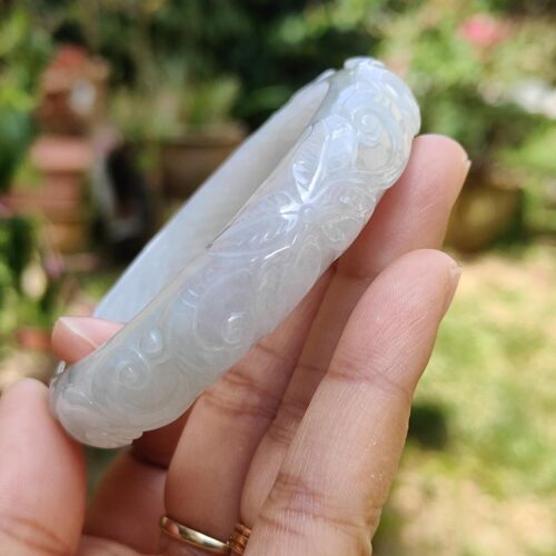 하얀 팔찌를 쥔 손