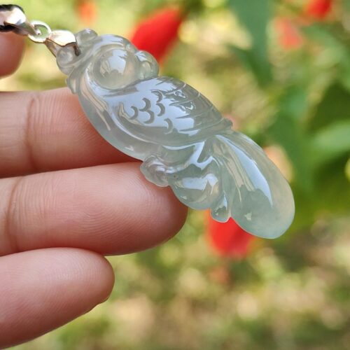 一只手握着玉坠