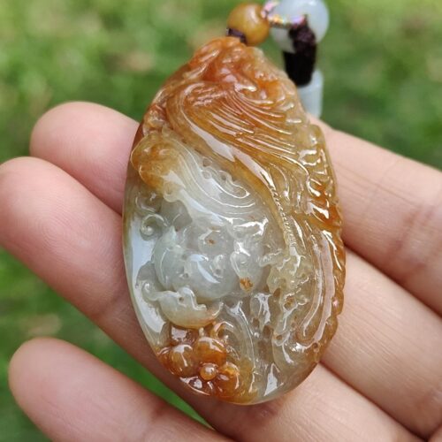Una mano sosteniendo un colgante de piedra.