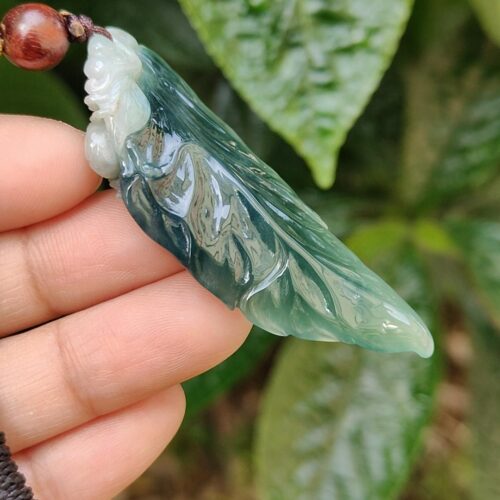 ネックレスを握っている手