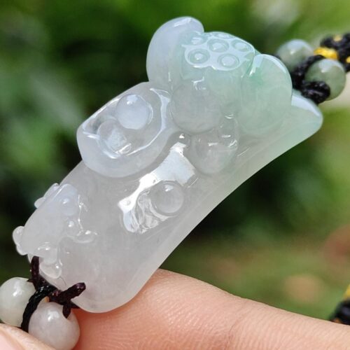 Una mano sosteniendo una pulsera de jade