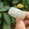 tangan memegang cincin putih