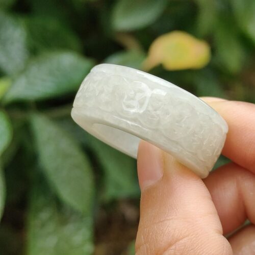 tangan memegang cincin putih