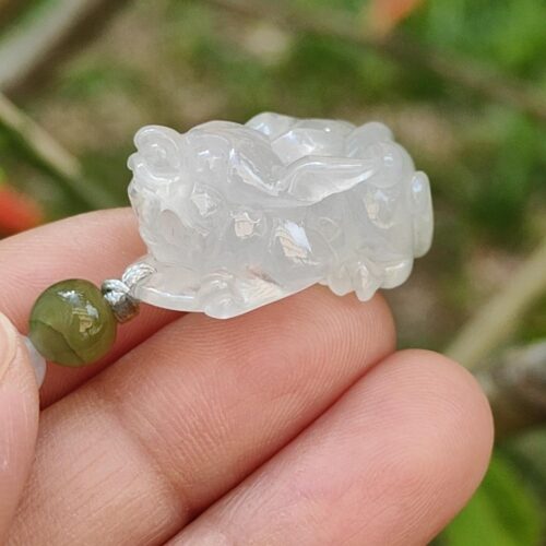 una mano sosteniendo una cuenta de jade