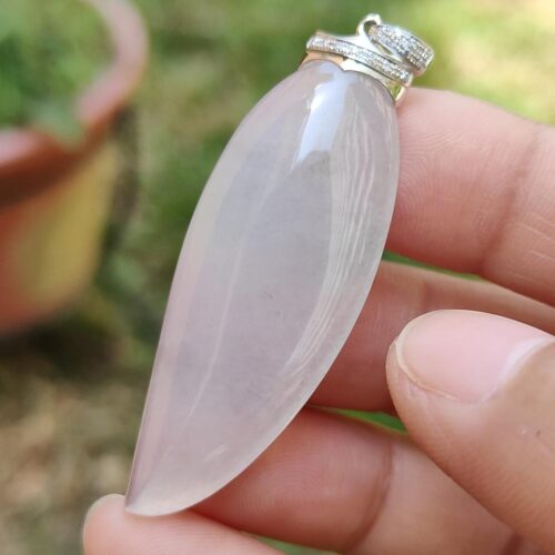 một bàn tay cầm một mặt dây chuyền