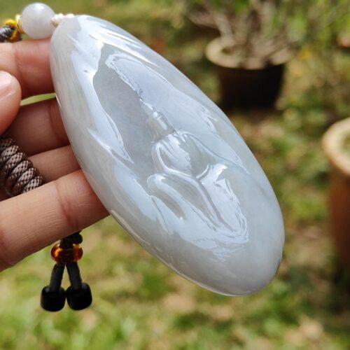 una mano sosteniendo un collar