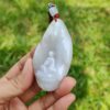 돌 펜던트를 쥔 손